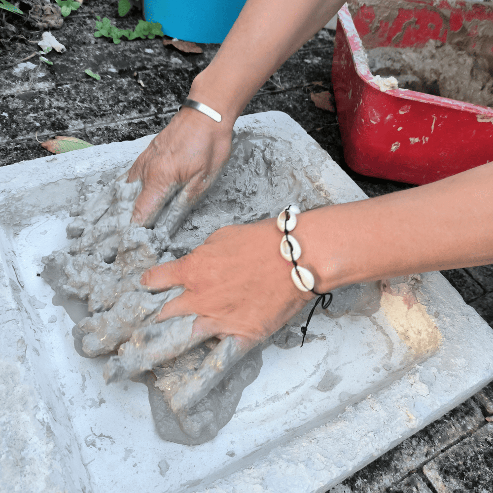 Mains travaillant et étalant de l’argile sur une table