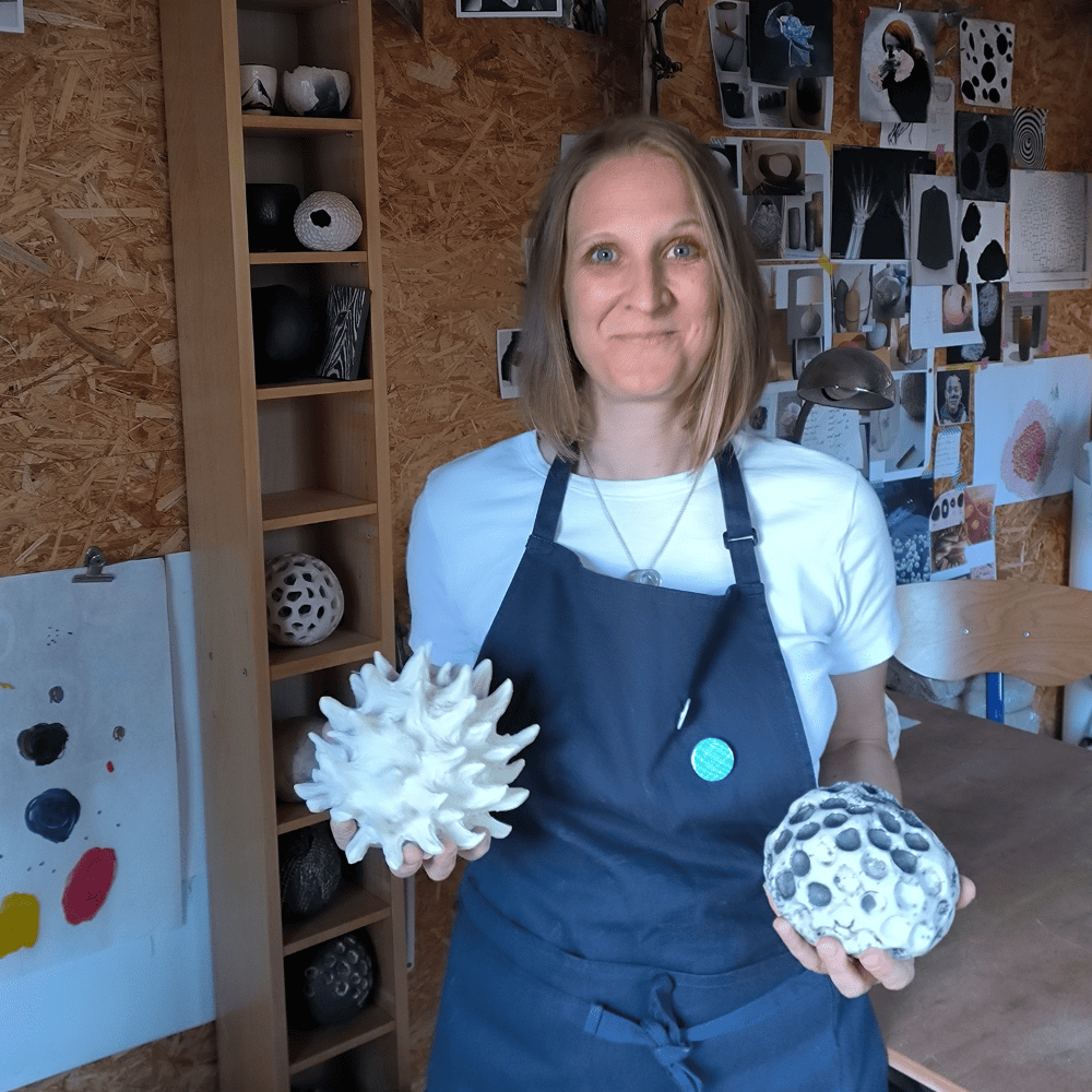 Stéphanie présentant deux créations artisanales en céramique