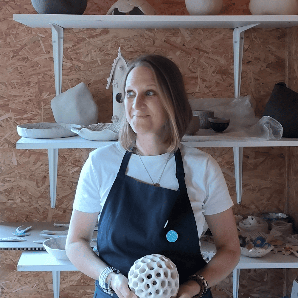 Stéphanie dans son atelier entourée de créations en céramique