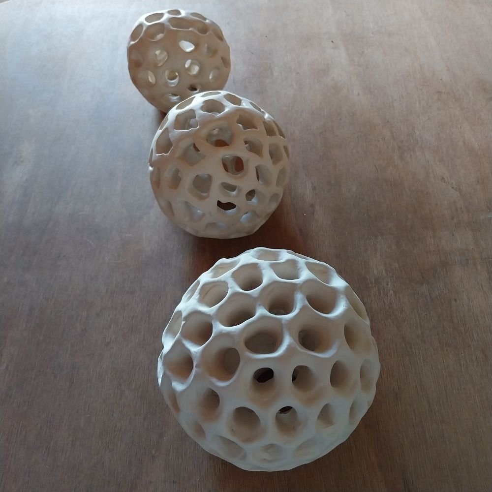 Créations en céramique ajourée réalisées lors d’un atelier de modelage