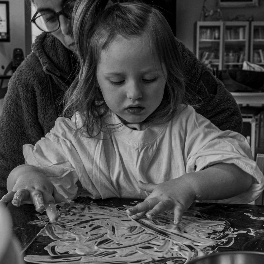 Enfant modelant une création en argile pendant un atelier